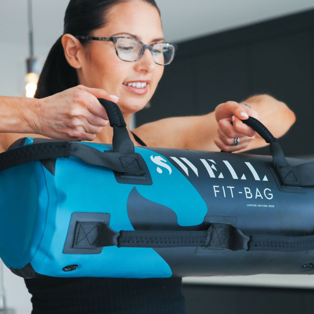 Close-up of the Swell Fit Bag handle showcasing durable construction for a secure grip during workouts.